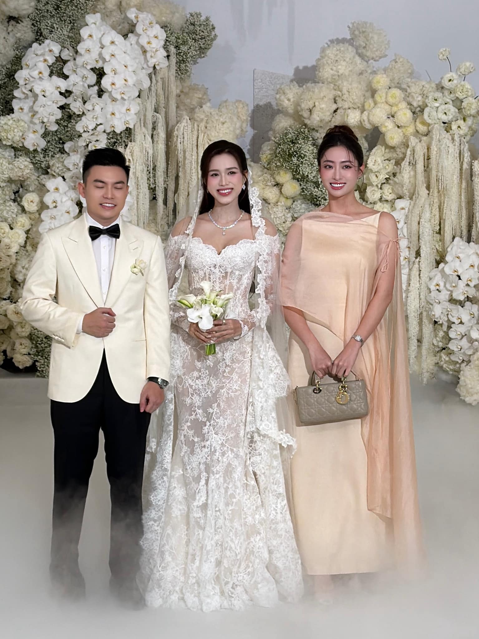 Bố mẹ chồng Đỗ Thị Hà gây ấn tượng tại tiệc cưới hoành tráng của con - Ảnh 8. Bố mẹ chồng Đỗ Thị Hà gây ấn tượng tại tiệc cưới hoành tráng của con - Ảnh 8.