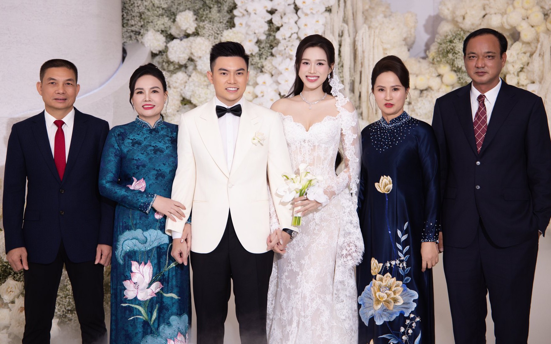 Bố mẹ chồng Hoa hậu Đỗ Thị Hà gây chú ý tại tiệc cưới hoành tráng của con