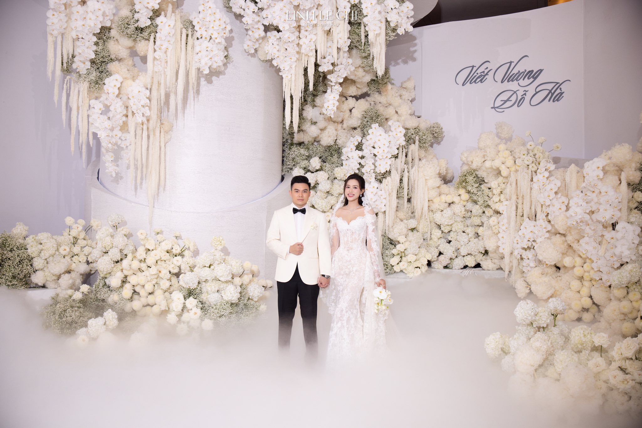 Bố mẹ chồng Đỗ Thị Hà gây ấn tượng tại tiệc cưới hoành tráng của con - Ảnh 5. Bố mẹ chồng Đỗ Thị Hà gây ấn tượng tại tiệc cưới hoành tráng của con - Ảnh 5.