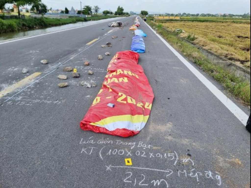 Khởi tố một phụ nữ ở Ninh Bình chặn đường phơi thóc khiến người đi xe máy tử vong - Ảnh 1.