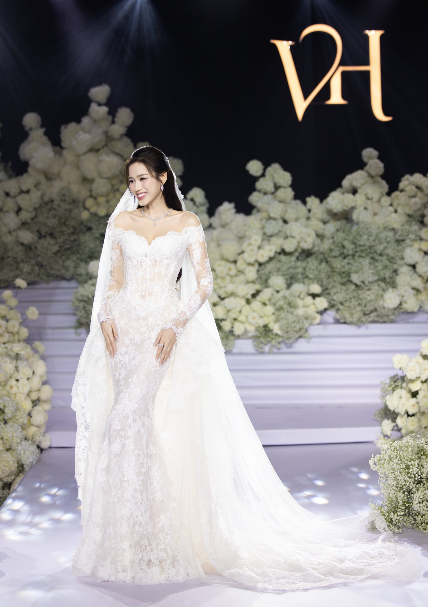 Bố mẹ chồng Đỗ Thị Hà gây ấn tượng tại tiệc cưới hoành tráng của con - Ảnh 2. Bố mẹ chồng Đỗ Thị Hà gây ấn tượng tại tiệc cưới hoành tráng của con - Ảnh 2.