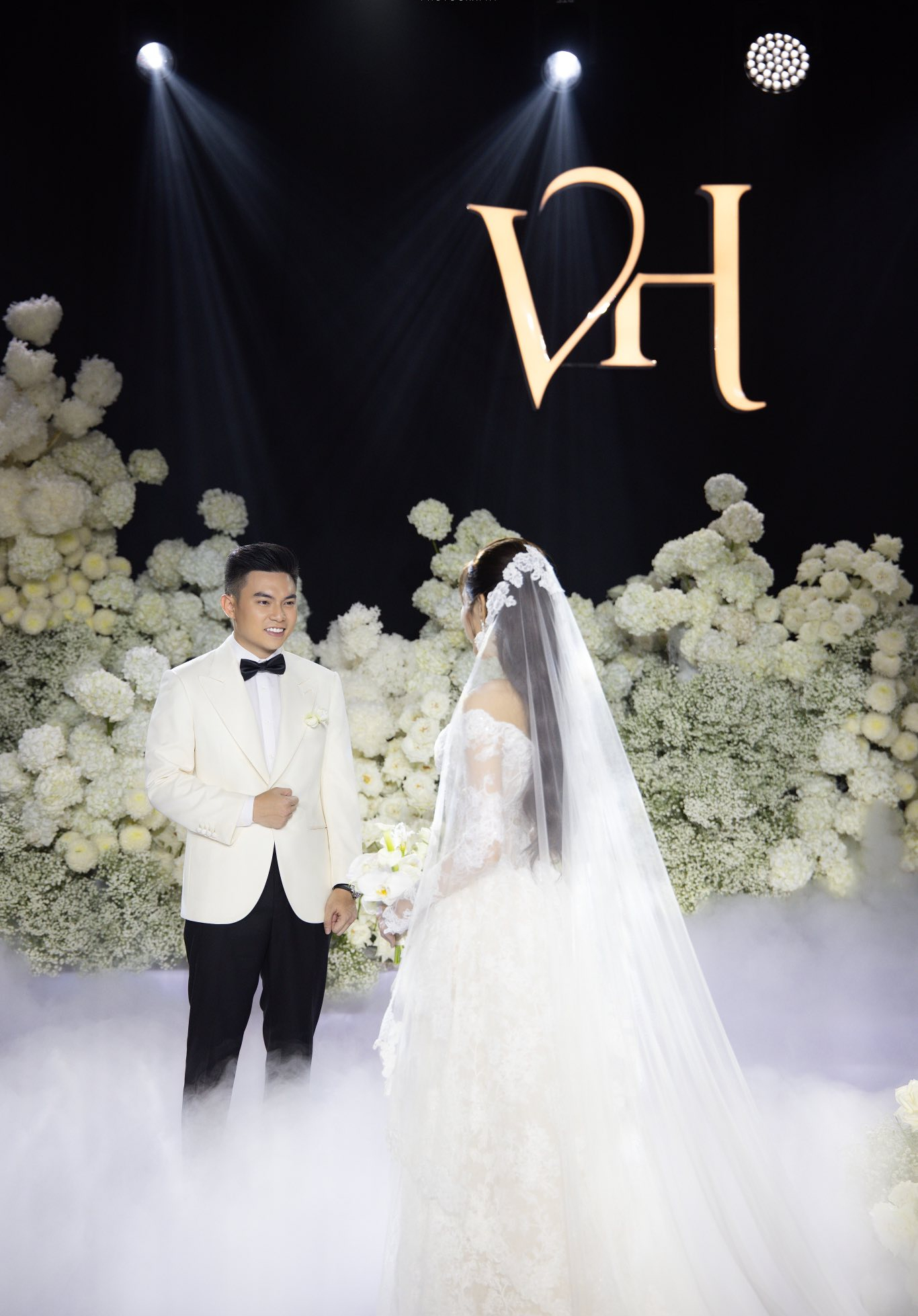 Bố mẹ chồng Đỗ Thị Hà gây ấn tượng tại tiệc cưới hoành tráng của con - Ảnh 3. Bố mẹ chồng Đỗ Thị Hà gây ấn tượng tại tiệc cưới hoành tráng của con - Ảnh 3.