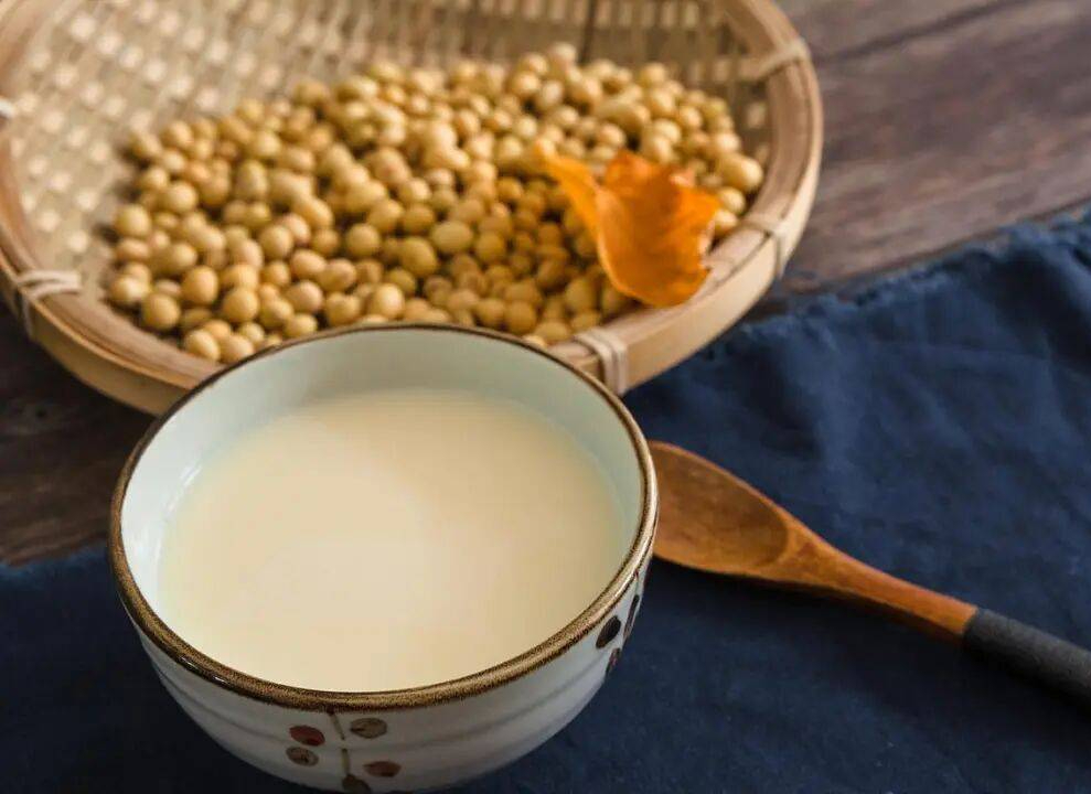 6 c&ocirc;ng thức sữa đậu n&agrave;nh cực tốt: Phụ nữ h&atilde;y lu&acirc;n phi&ecirc;n uống trong m&ugrave;a đ&ocirc;ng để dưỡng ẩm da, bổ tỳ vị- Ảnh 2.