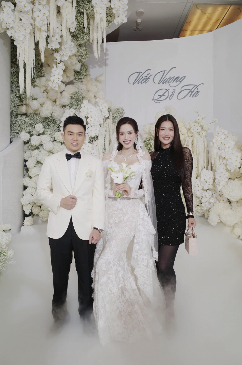 Bố mẹ chồng Đỗ Thị Hà gây ấn tượng tại tiệc cưới hoành tráng của con - Ảnh 9. Bố mẹ chồng Đỗ Thị Hà gây ấn tượng tại tiệc cưới hoành tráng của con - Ảnh 9.