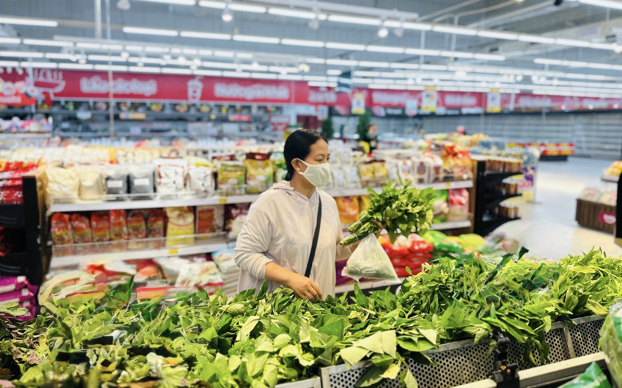 Ngân hàng thu phí tài khoản: Bảo vệ người tiêu dùng tránh bị ' móc túi ' - Ảnh 7. Ngân hàng thu phí tài khoản: Bảo vệ người tiêu dùng tránh bị ' móc túi ' - Ảnh 7.