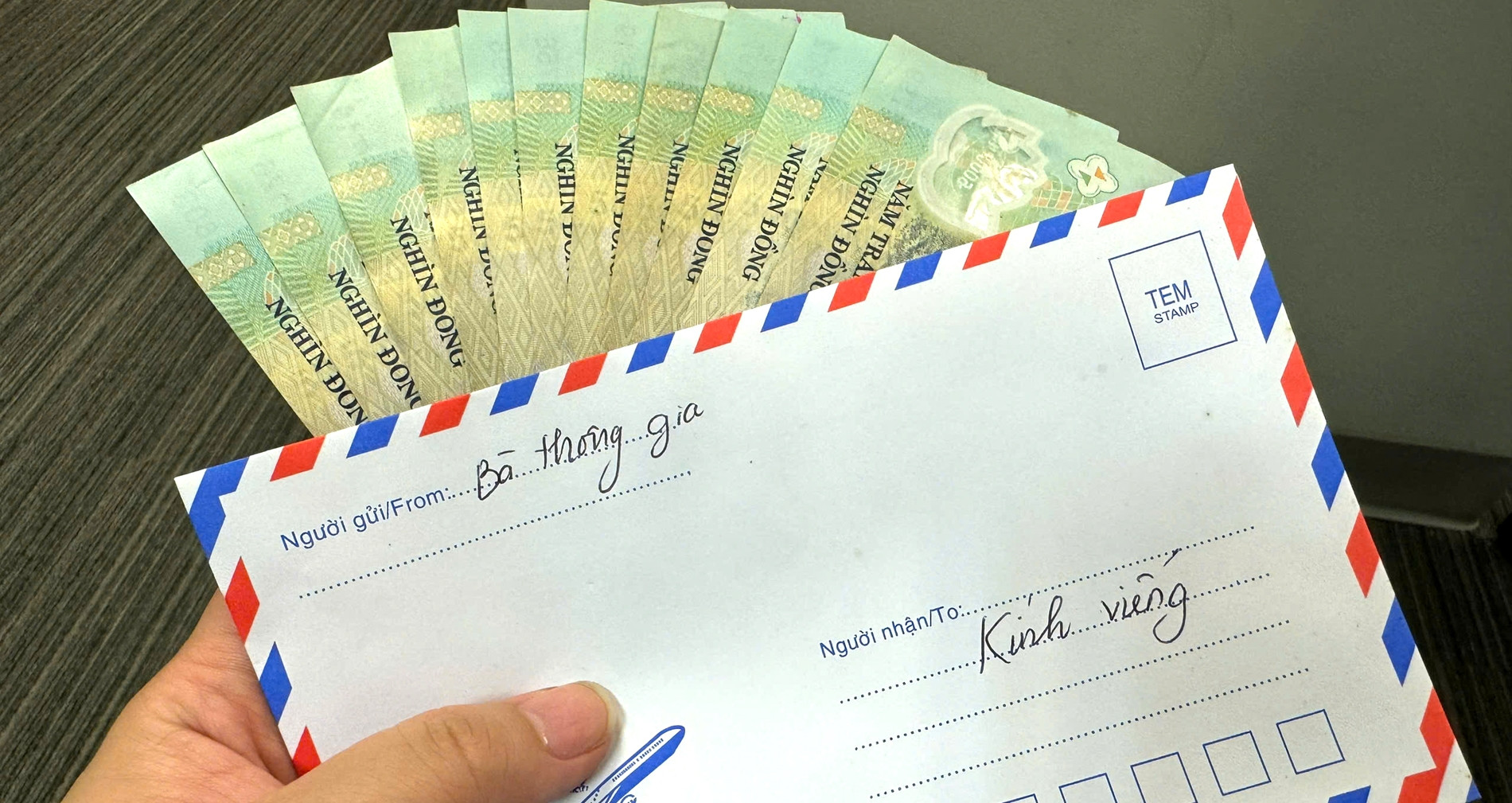 Thông gia nghèo gửi 50 triệu tiền phúng điếu, cả nhà xôn xao, làm việc ý nghĩa