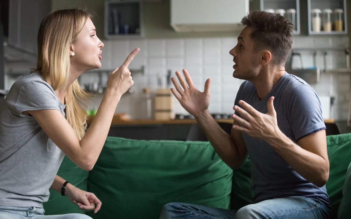 Tôi đang đứng trước lựa chọn: Chia tay người yêu nghèo để đến với người đồng nghiệp đi xe sang, ở chung cư? - Ảnh 1.