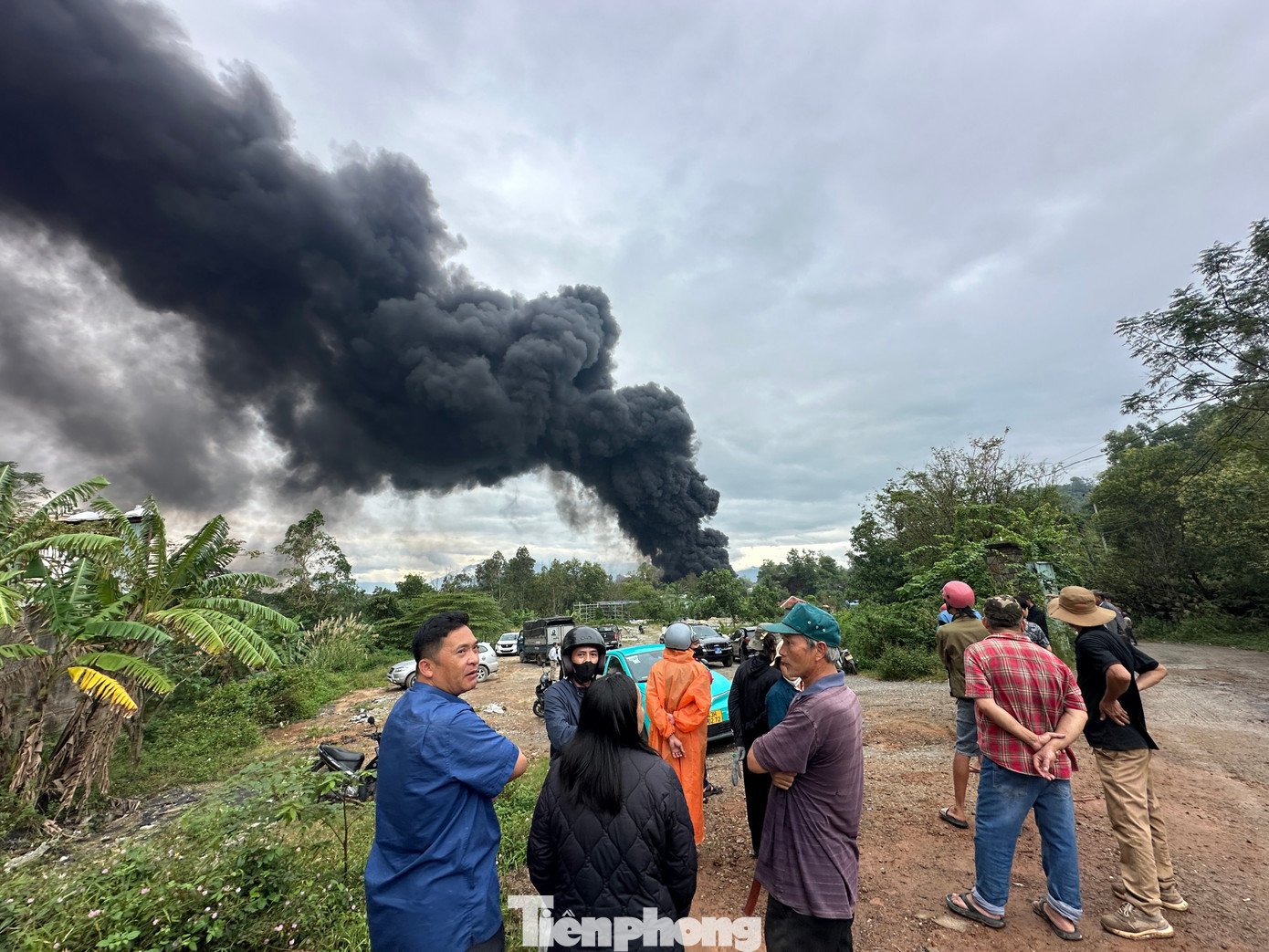 Cháy kho bãi kinh hoàng ở Đà Nẵng, khói đen che kín cả mảng trời - Ảnh 2.