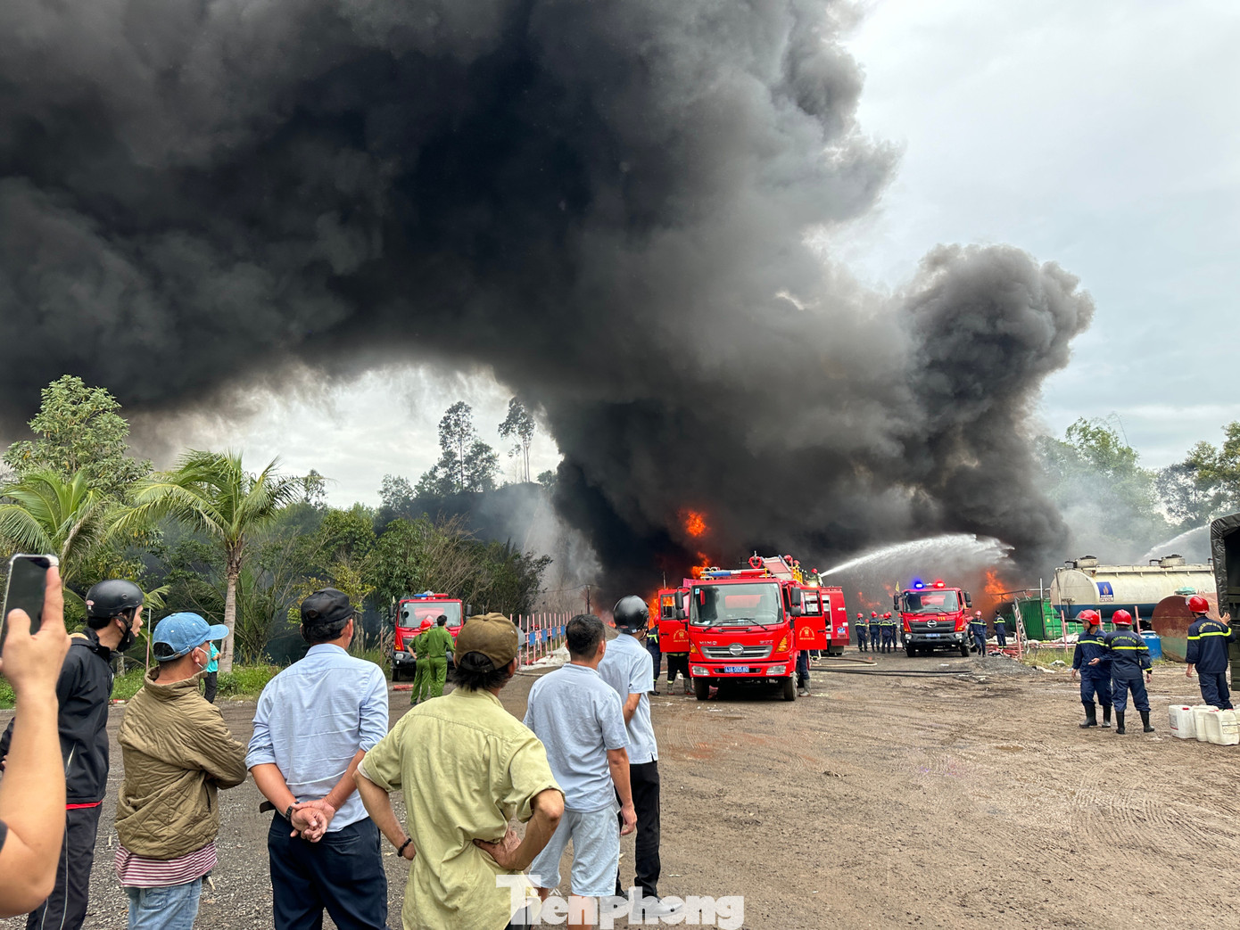 Cháy kho bãi kinh hoàng ở Đà Nẵng, khói đen che kín cả mảng trời - Ảnh 3.