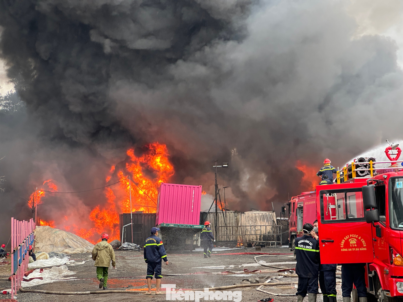 Cháy kho bãi kinh hoàng ở Đà Nẵng, khói đen che kín cả mảng trời - Ảnh 7.