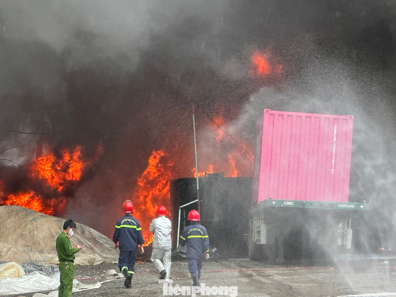 Cháy kho bãi kinh hoàng ở Đà Nẵng, khói đen che kín cả mảng trời - Ảnh 8.