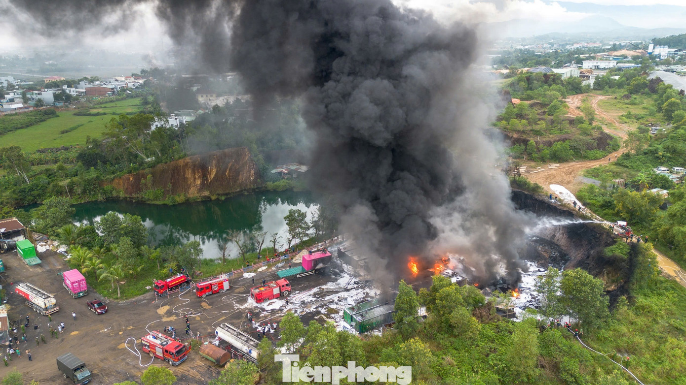 Cháy kho bãi kinh hoàng ở Đà Nẵng, khói đen che kín cả mảng trời - Ảnh 1.