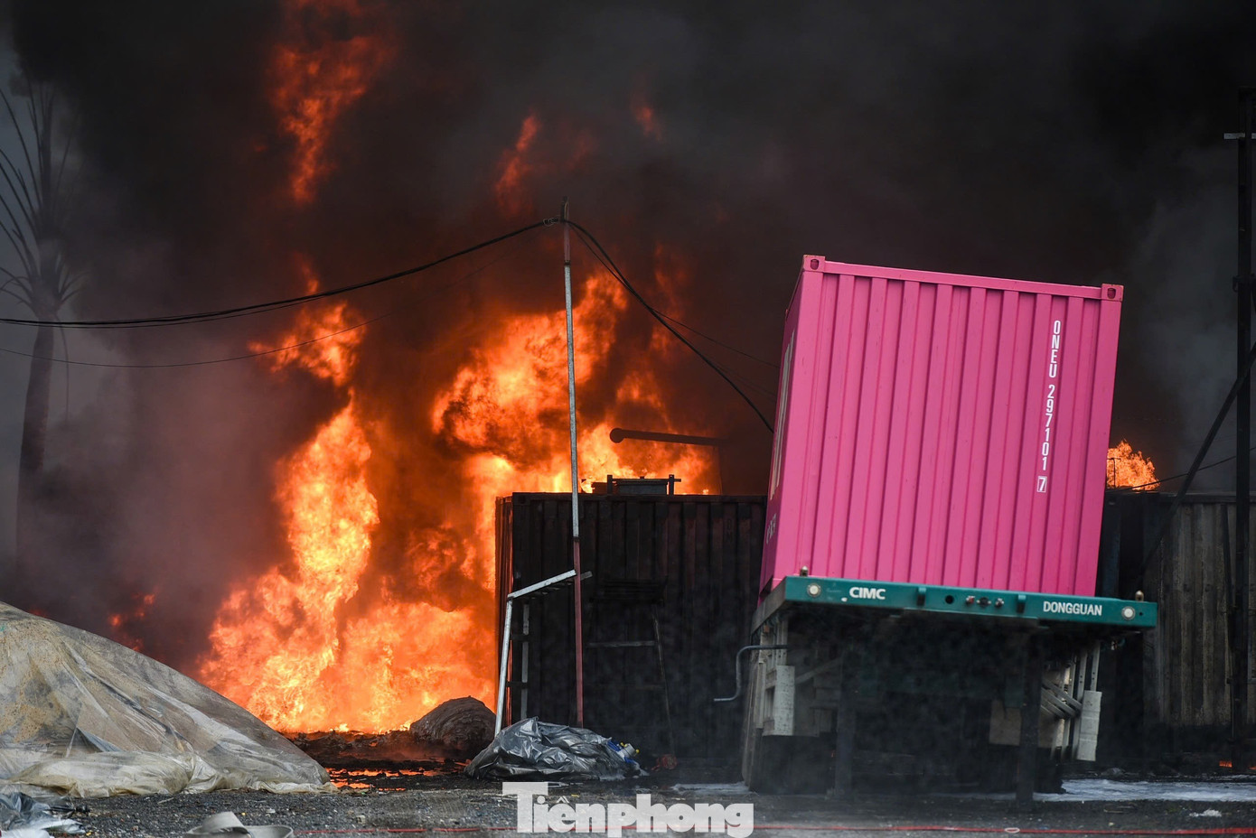 Cháy kho bãi kinh hoàng ở Đà Nẵng, khói đen che kín cả mảng trời - Ảnh 5.