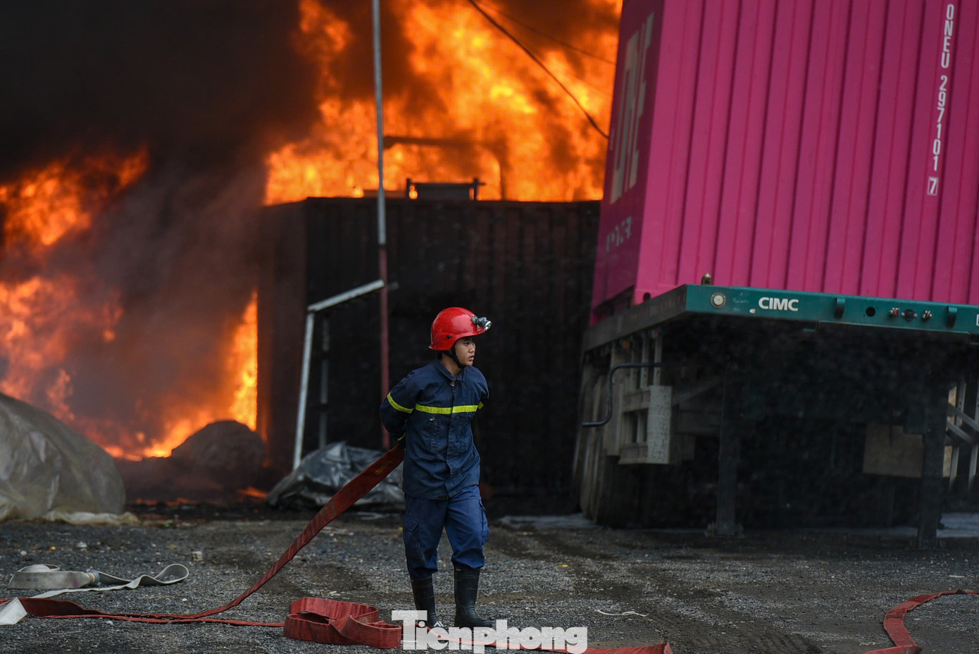 Cháy kho bãi kinh hoàng ở Đà Nẵng, khói đen che kín cả mảng trời - Ảnh 4.