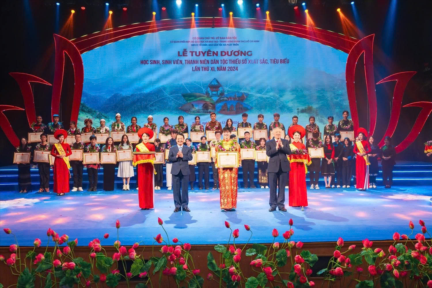 Nam sinh 3 lần đạt giải quốc gia, thông thạo 3 ngoại ngữ - Ảnh 2.