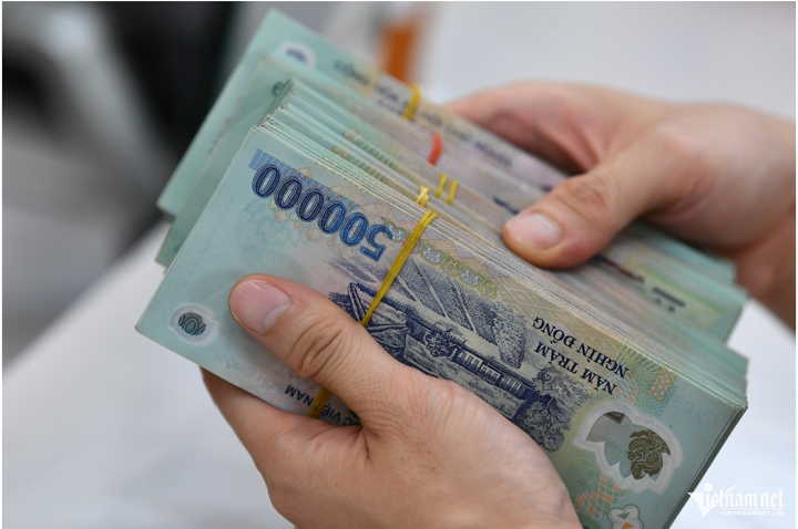 Biến động lãi suất: Gửi tiền tiết kiệm ở Agribank, BIDV, Vietcombank, VietinBank hưởng lãi cao nhất bao nhiêu? - Ảnh 2.