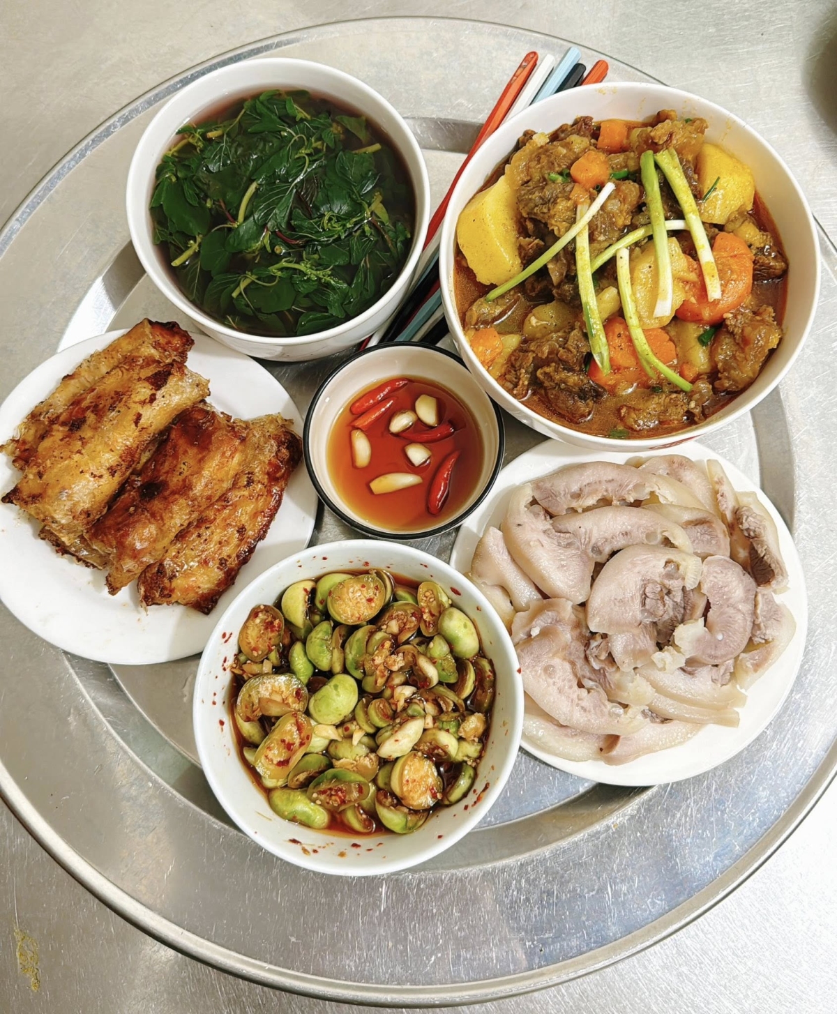 Những 'mâm cơm nhà giàu' của gia đình ba thế hệ - Ảnh 7.