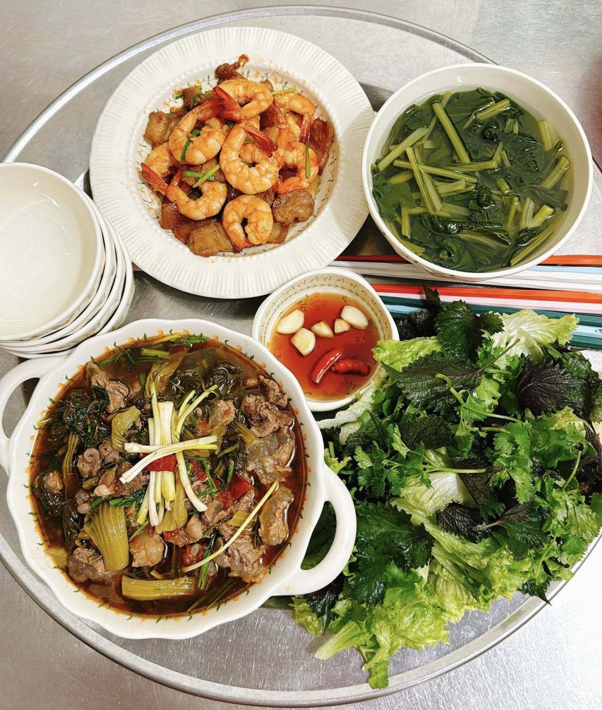 Những 'mâm cơm nhà giàu' của gia đình ba thế hệ - Ảnh 2.