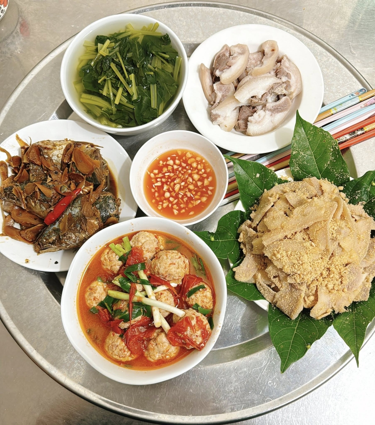 Những 'mâm cơm nhà giàu' của gia đình ba thế hệ - Ảnh 4.