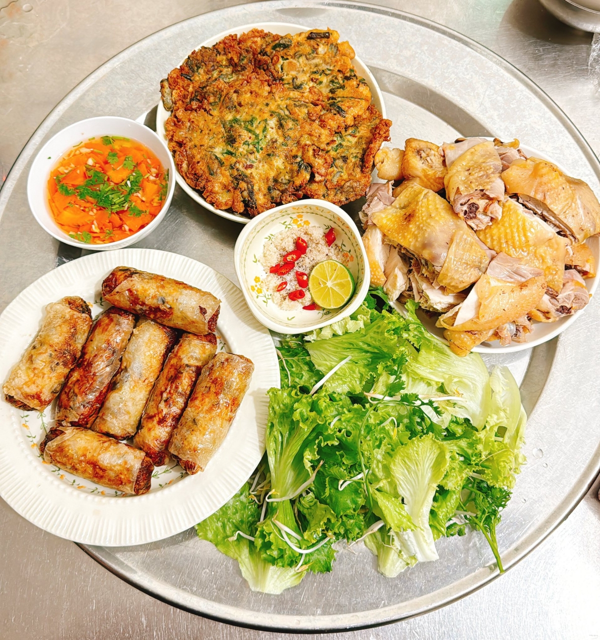 Những 'mâm cơm nhà giàu' của gia đình ba thế hệ - Ảnh 1.