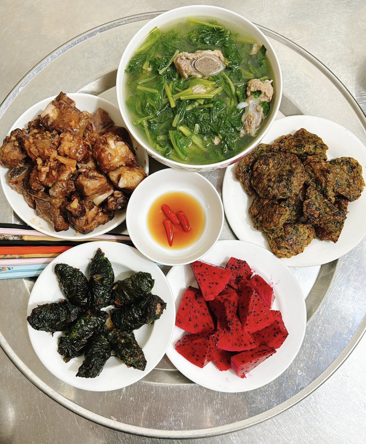 Những 'mâm cơm nhà giàu' của gia đình ba thế hệ - Ảnh 11.