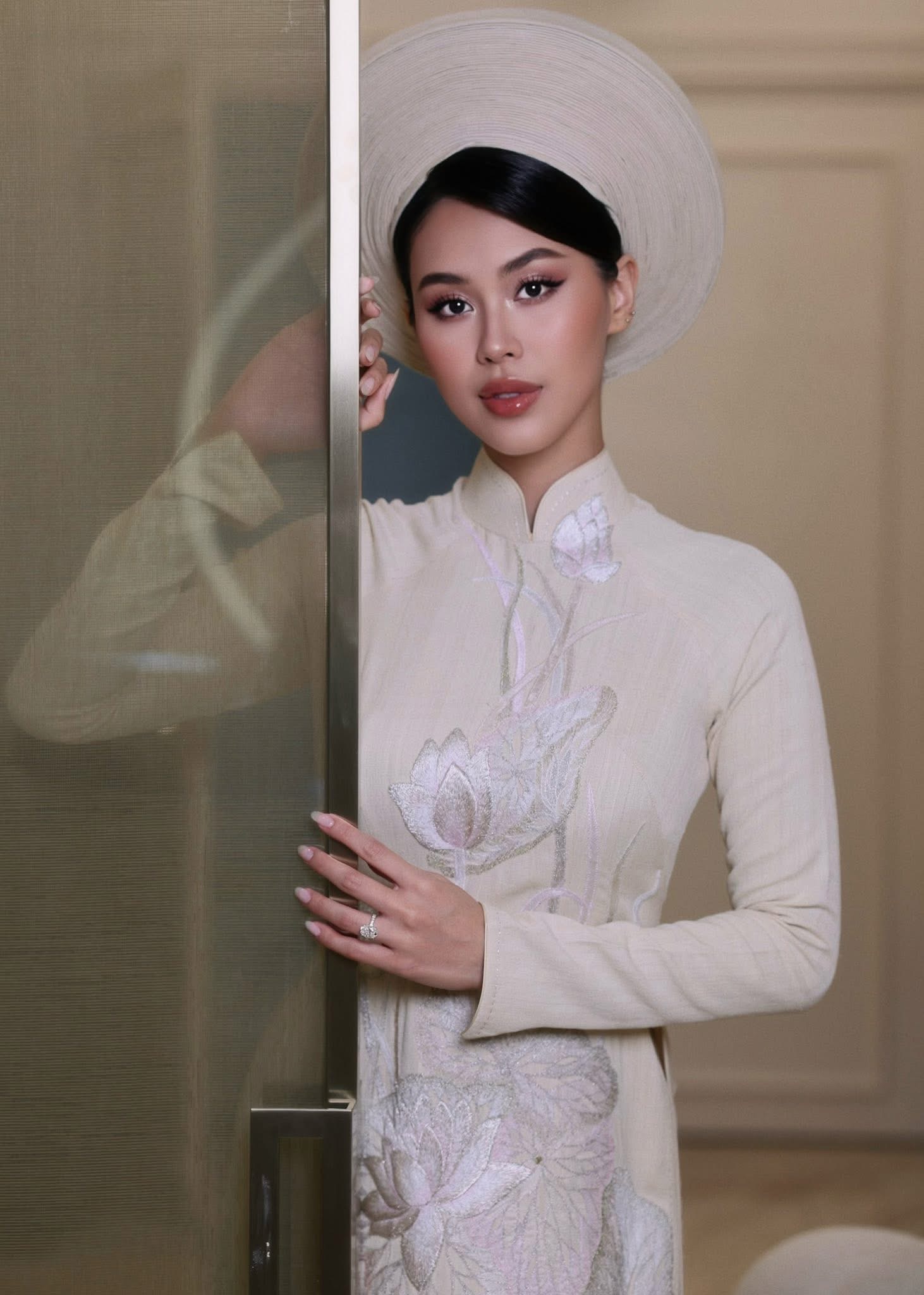 ao-dai-to-sen-cua-tien-nguyen00012-17653529749021028280631.jpg