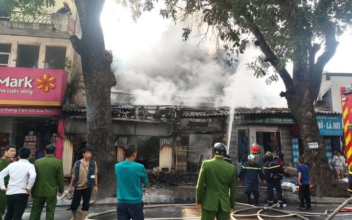 Hà Nội: Cháy lớn tại căn hộ tầng 12 chung cư Đại Thanh, cột khói đen bao trùm ban công - Ảnh 1. Hà Nội: Cháy lớn tại căn hộ tầng 12 chung cư Đại Thanh, cột khói đen bao trùm ban công - Ảnh 1.