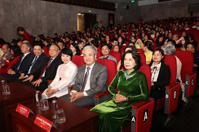 TRỰC TIẾP Lễ tổng kết và trao Giải Báo chí toàn quốc về phòng, chống HIV/AIDS - Ảnh 1. TRỰC TIẾP Lễ tổng kết và trao Giải Báo chí toàn quốc về phòng, chống HIV/AIDS - Ảnh 1.