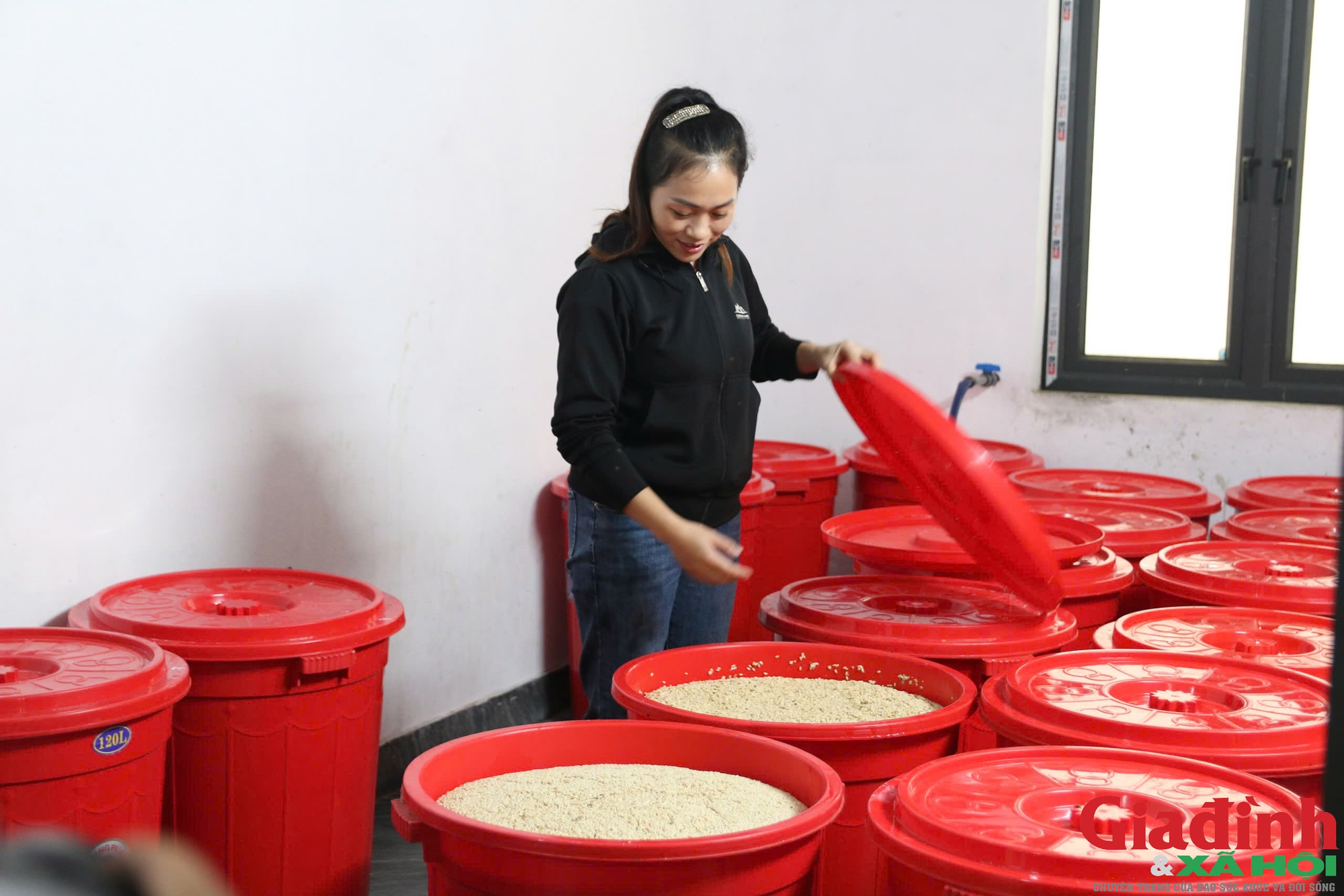 Chàng trai bỏ việc lương cao ở nước ngoài về quê ủ rượu hồng - Ảnh 7. Chàng trai bỏ việc lương cao ở nước ngoài về quê ủ rượu hồng - Ảnh 7.