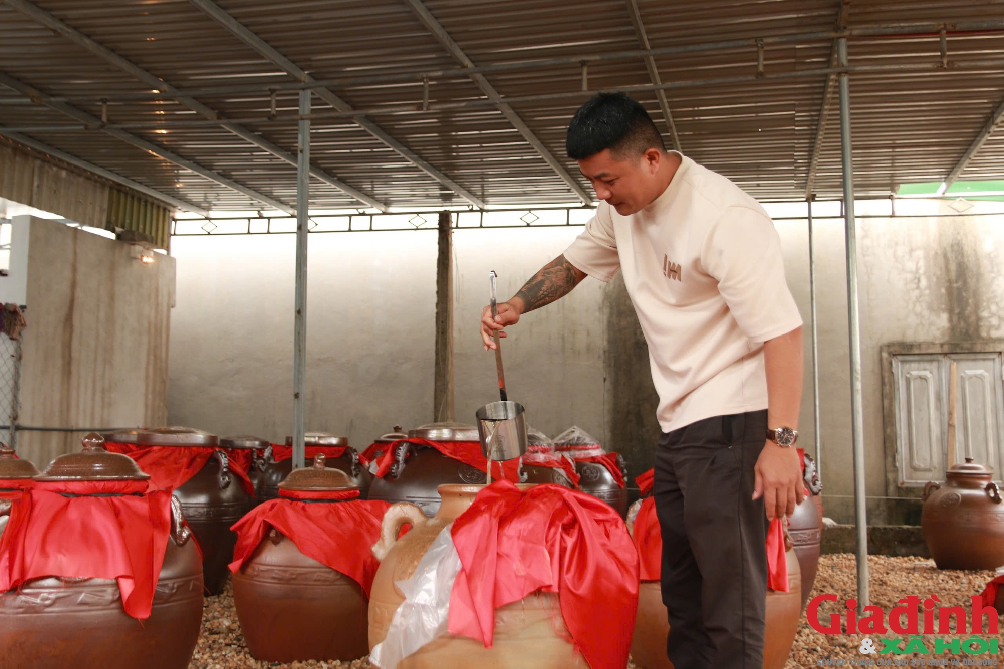 Chàng trai bỏ việc lương cao ở nước ngoài về quê ủ rượu hồng - Ảnh 8. Chàng trai bỏ việc lương cao ở nước ngoài về quê ủ rượu hồng - Ảnh 8.