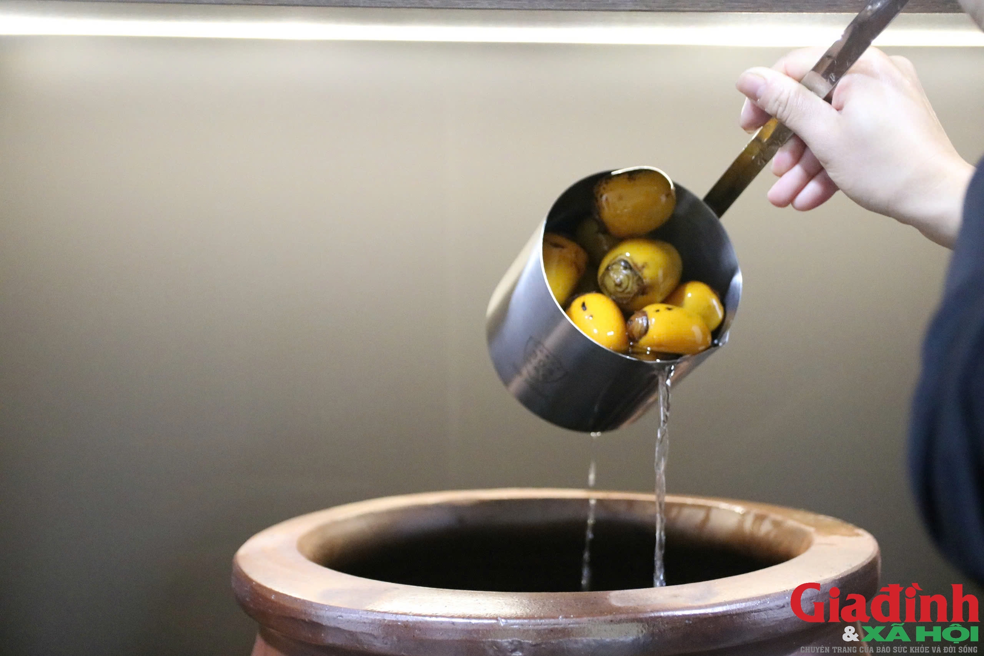 Chàng trai bỏ việc lương cao ở nước ngoài về quê ủ rượu hồng - Ảnh 9. Chàng trai bỏ việc lương cao ở nước ngoài về quê ủ rượu hồng - Ảnh 9.