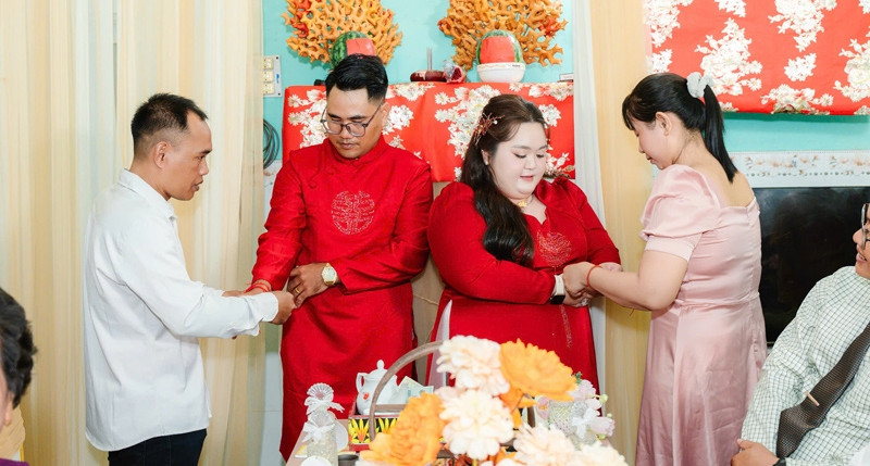 C&ocirc; d&acirc;u hơn 100kg &lsquo;ch&aacute;y hết m&igrave;nh&rsquo; trong đ&aacute;m cưới, được mẹ chồng tặng qu&agrave; đặc biệt