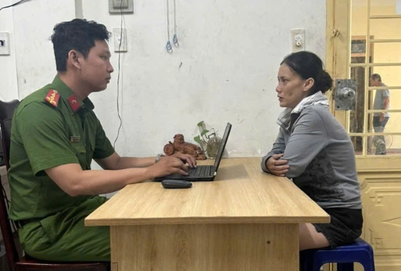 Video: Cận cảnh người phụ nữ lột bông tai vàng của bé 5 tuổi - Ảnh 1.