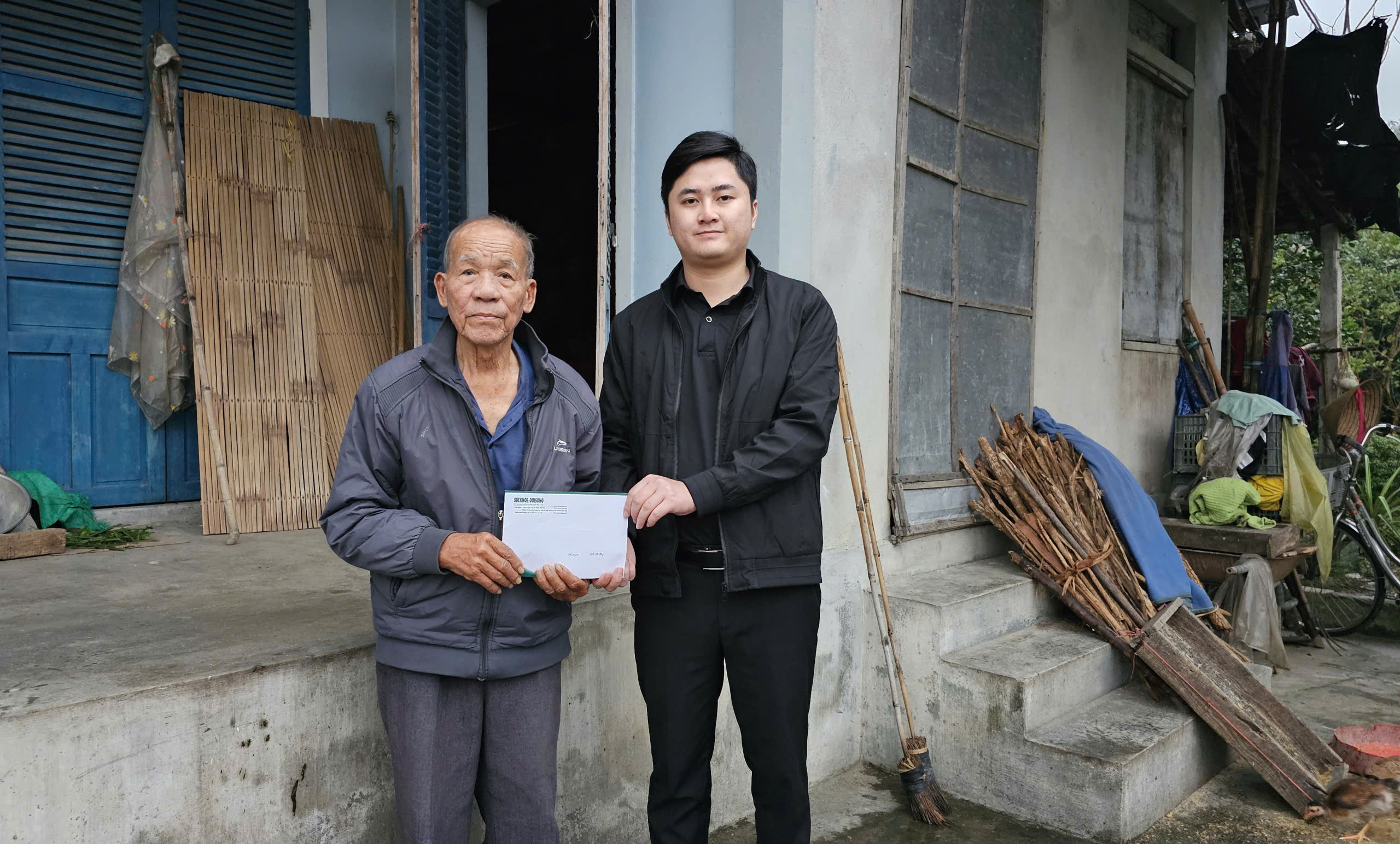 Báo Sức khỏe và Đời sống tiếp sức hoàn cảnh cụ ông 85 tuổi chăm con gái và cháu ngoại bị bệnh tâm thần - Ảnh 1. Báo Sức khỏe và Đời sống tiếp sức hoàn cảnh cụ ông 85 tuổi chăm con gái và cháu ngoại bị bệnh tâm thần - Ảnh 1.