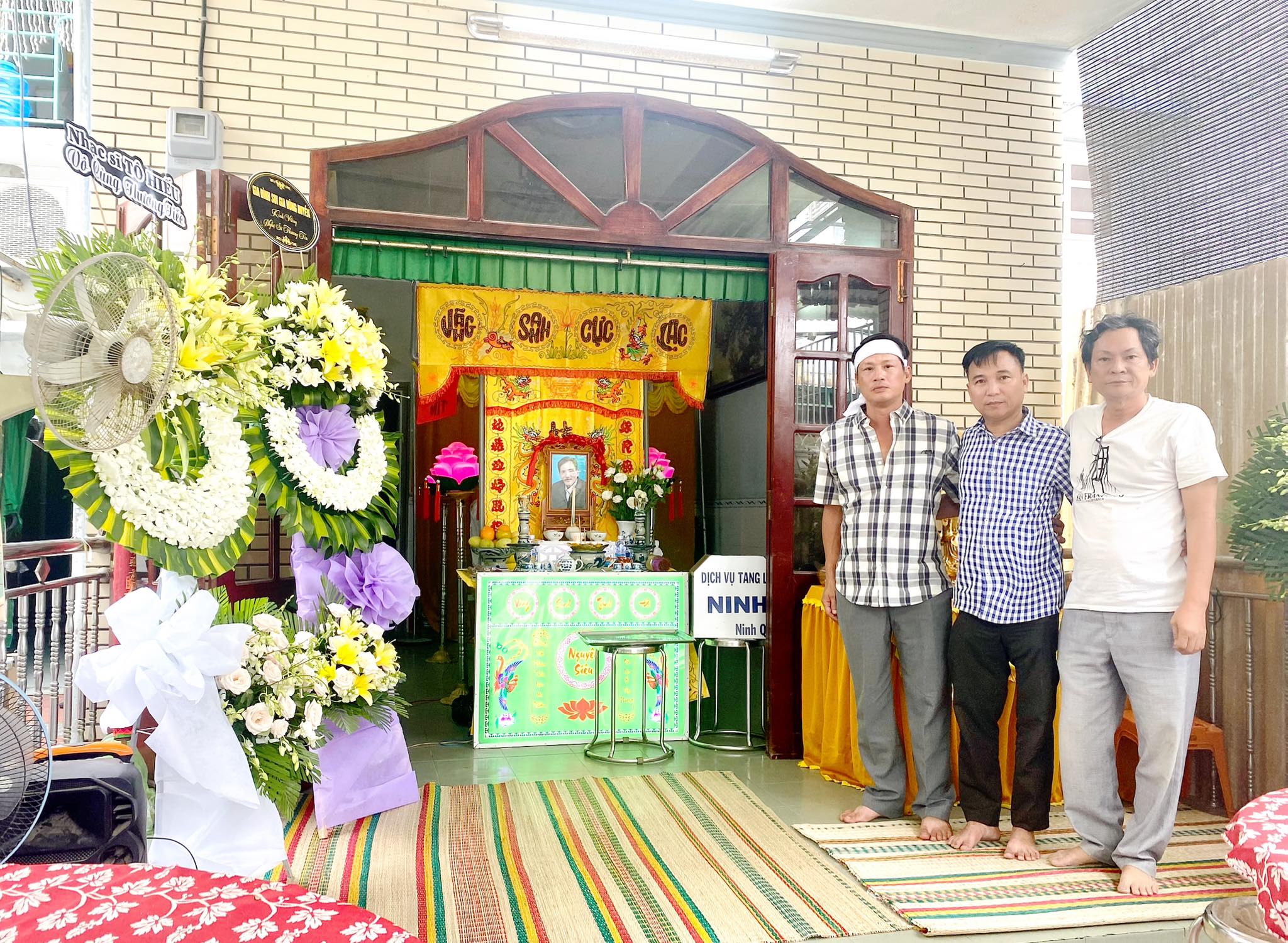 Nghĩ về 'tình nghệ sĩ' ở đám tang Thương Tín - Ảnh 1. Nghĩ về 'tình nghệ sĩ' ở đám tang Thương Tín - Ảnh 1.