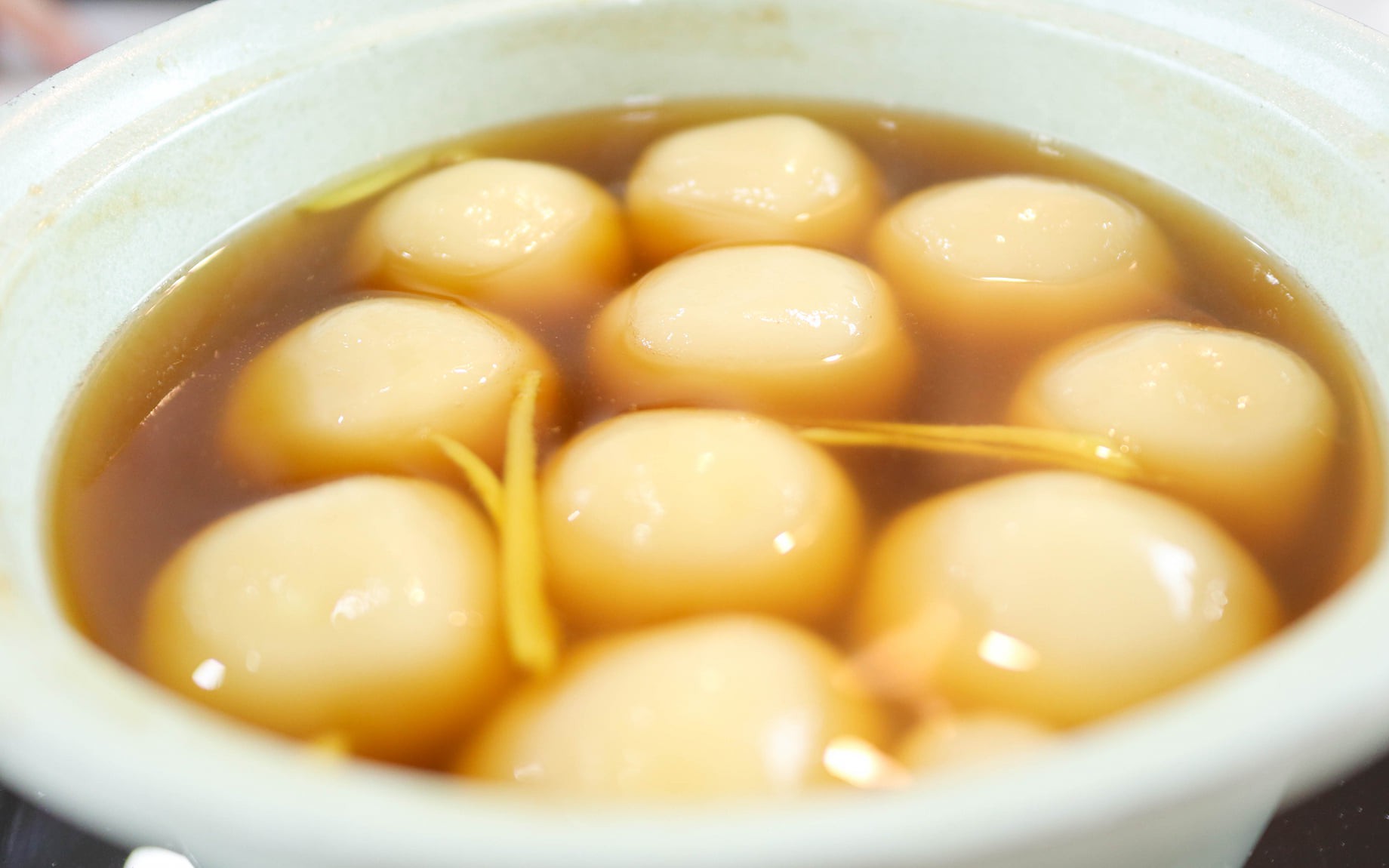 Bất ngờ m&oacute;n ăn vặt c&oacute; chứa gừng ở Việt Nam lọt top m&oacute;n ăn ngon tr&ecirc;n thế giới, ng&agrave;y lạnh c&agrave;ng ưa chuộng