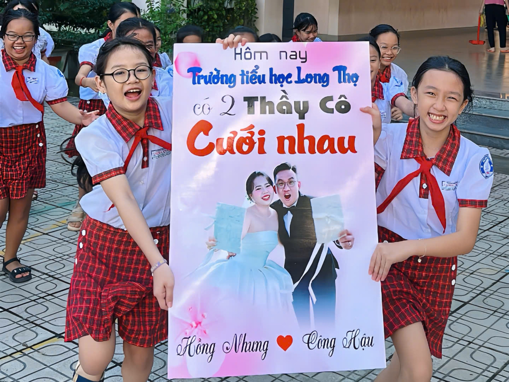 thay-co-cuoi-nhau-5-1536-1765676179194-17656761795161507252030.jpg