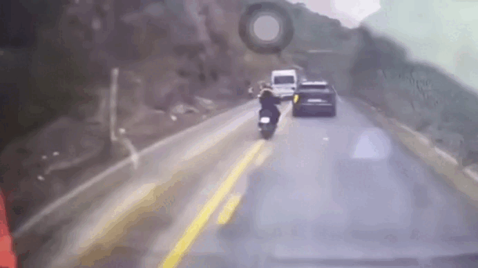 Vụ sạt lở trên Quốc lộ 6: Khiến 5 người thương vong, tìm thấy 2 thi thể không còn nguyên vẹn - Ảnh 1. Vụ sạt lở trên Quốc lộ 6: Khiến 5 người thương vong, tìm thấy 2 thi thể không còn nguyên vẹn - Ảnh 1.