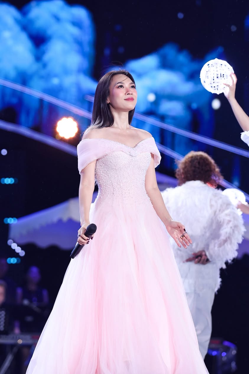 Mỹ Tâm hiếm hoi diện đồ xuyên thấu - Ảnh 10. Mỹ Tâm hiếm hoi diện đồ xuyên thấu - Ảnh 10.