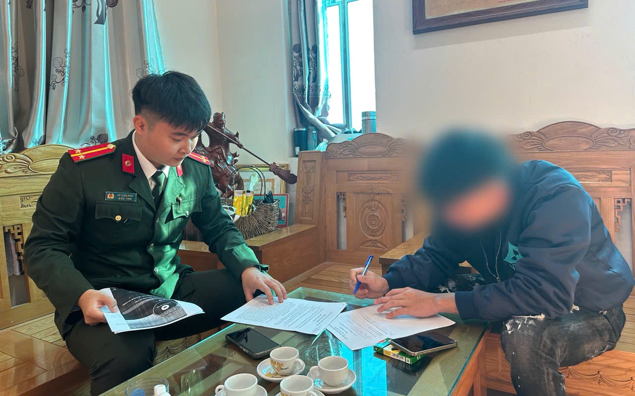 Con trai điều khiển xe 'bốc đầu, đi một b&aacute;nh' b&aacute;nh tr&ecirc;n đường, bố đẻ bị xử phạt - Ảnh 3.
