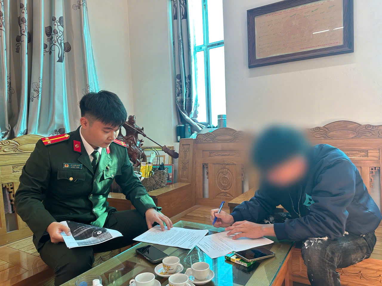 Hành vi dại dột của nam thành niên chia sẻ clip đi xe máy 'bốc đầu' lên Facebook - Ảnh 1. Hành vi dại dột của nam thành niên chia sẻ clip đi xe máy 'bốc đầu' lên Facebook - Ảnh 1.