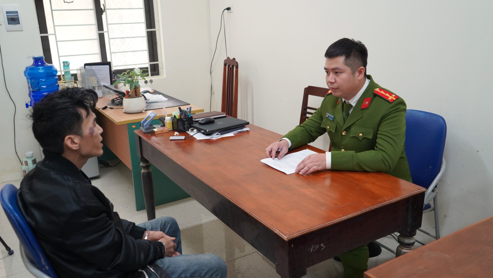 Thái Nguyên truy bắt thành công 2 đối tượng truy nã ngay ngày đầu ra quân cao điểm - Ảnh 1. Thái Nguyên truy bắt thành công 2 đối tượng truy nã ngay ngày đầu ra quân cao điểm - Ảnh 1.