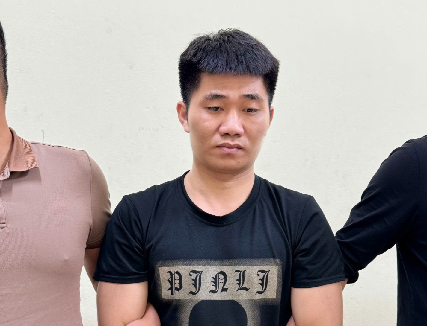 Thái Nguyên truy bắt thành công 2 đối tượng truy nã ngay ngày đầu ra quân cao điểm - Ảnh 2. Thái Nguyên truy bắt thành công 2 đối tượng truy nã ngay ngày đầu ra quân cao điểm - Ảnh 2.