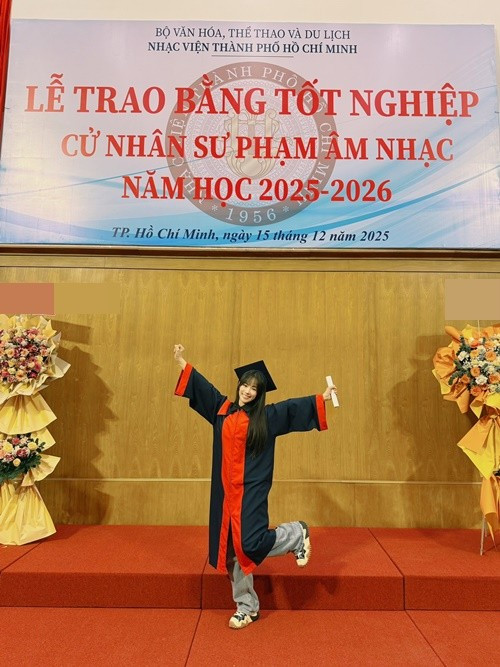 Ca sĩ vừa tốt nghiệp đại học ở tuổi 41 là ai? - Ảnh 2. Ca sĩ vừa tốt nghiệp đại học ở tuổi 41 là ai? - Ảnh 2.