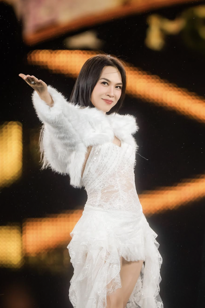 Mỹ Tâm hiếm hoi diện đồ xuyên thấu - Ảnh 2. Mỹ Tâm hiếm hoi diện đồ xuyên thấu - Ảnh 2.