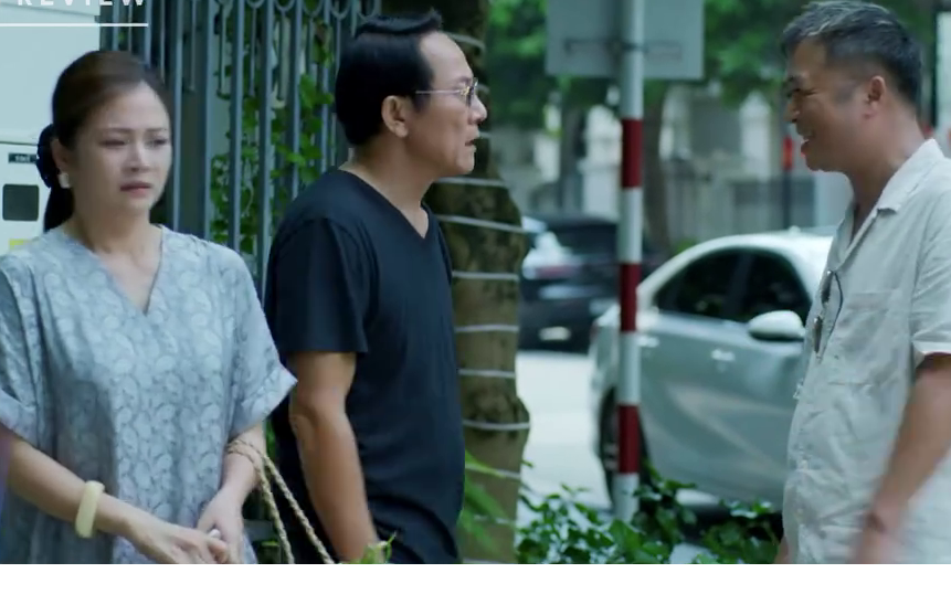 &Ocirc;ng Phi (NSƯT Ho&agrave;ng Hải) gặp nh&oacute;m kh&aacute;ch "bom h&agrave;ng", bị em trai th&uacute;c &eacute;p gửi tiền về qu&ecirc;