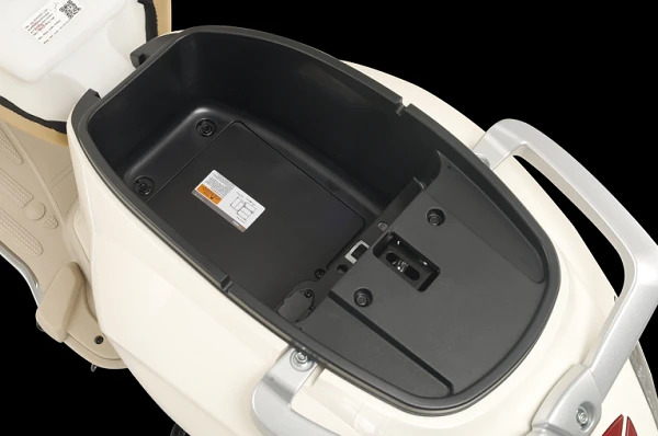 Xe máy điện giá 16,49 triệu đồng ở Việt Nam thiết kế châu Âu, trang bị hiện đại, cốp rộng, pin khỏe, rẻ hơn cả xe số Wave Alpha thu hút giới trẻ - Ảnh 4. Xe máy điện giá 16,49 triệu đồng ở Việt Nam thiết kế châu Âu, trang bị hiện đại, cốp rộng, pin khỏe, rẻ hơn cả xe số Wave Alpha thu hút giới trẻ - Ảnh 4.