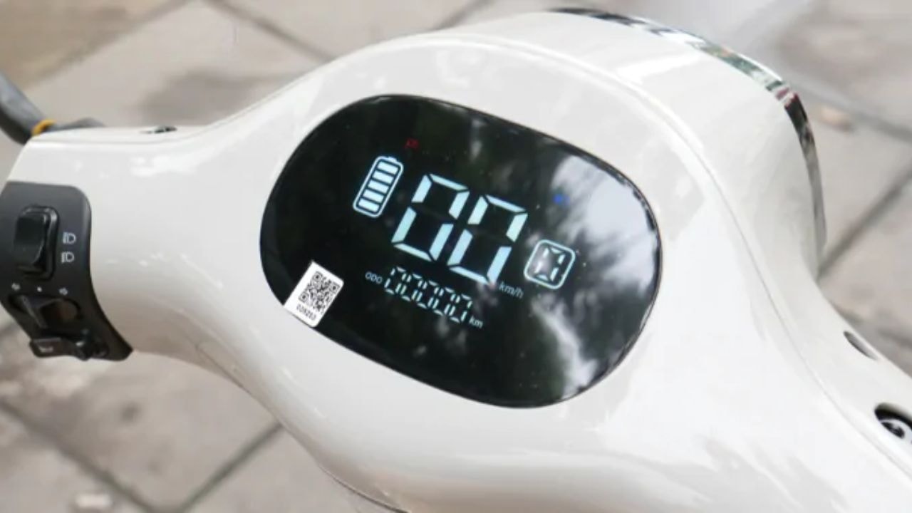 Xe máy điện giá 16,49 triệu đồng ở Việt Nam thiết kế châu Âu, trang bị hiện đại, cốp rộng, pin khỏe, rẻ hơn cả xe số Wave Alpha thu hút giới trẻ - Ảnh 3. Xe máy điện giá 16,49 triệu đồng ở Việt Nam thiết kế châu Âu, trang bị hiện đại, cốp rộng, pin khỏe, rẻ hơn cả xe số Wave Alpha thu hút giới trẻ - Ảnh 3.