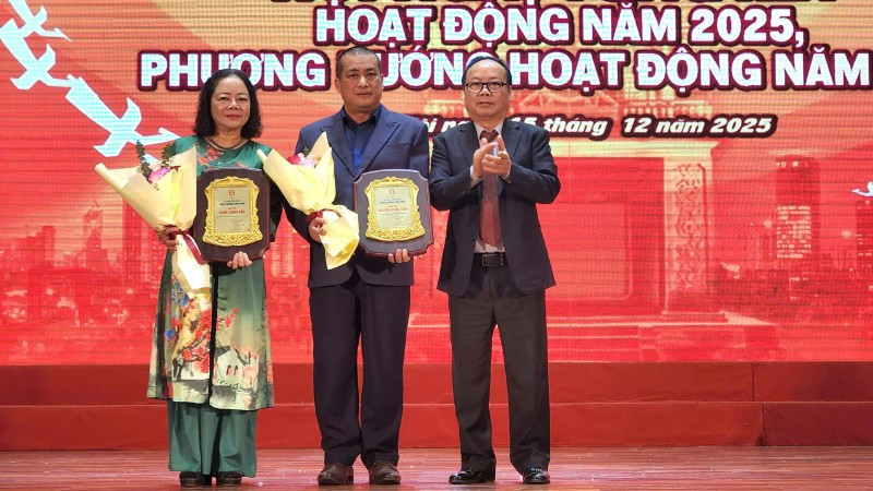 'Đi về phía mặt trời' của nhà thơ Lê Cảnh Nhạc hai lần được Hội Nhà văn Hà Nội xét tặng giải thưởng - Ảnh 3. 'Đi về phía mặt trời' của nhà thơ Lê Cảnh Nhạc hai lần được Hội Nhà văn Hà Nội xét tặng giải thưởng - Ảnh 3.