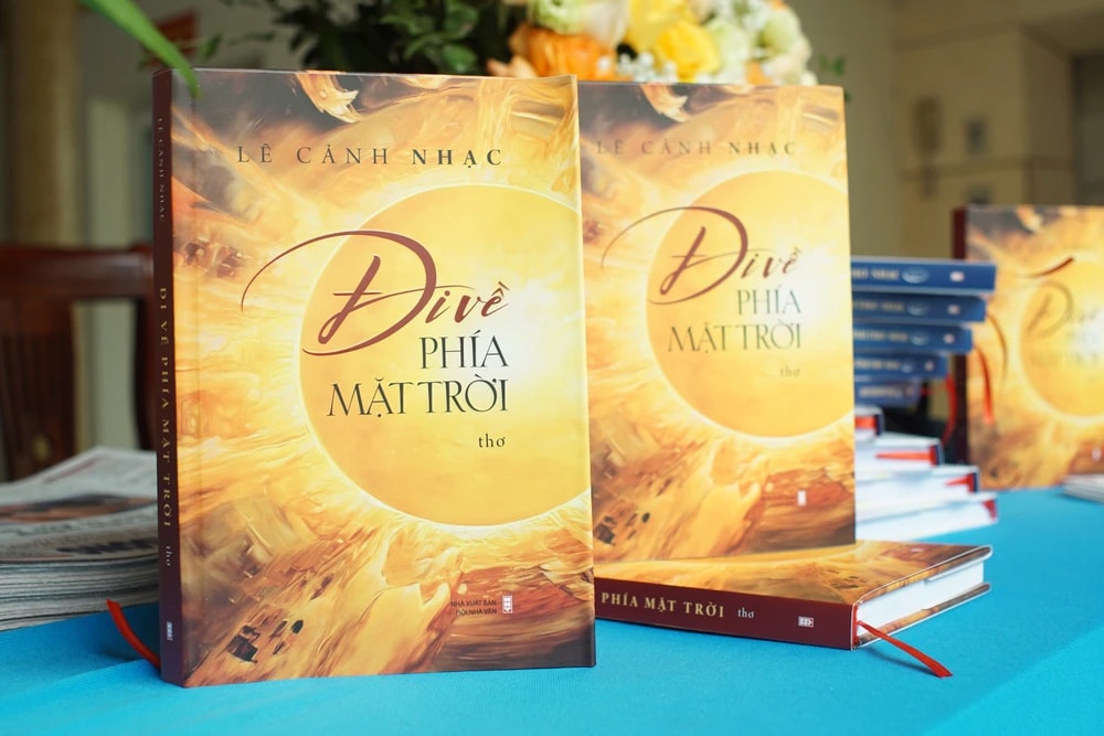 'Đi về phía mặt trời' của nhà thơ Lê Cảnh Nhạc hai lần được Hội Nhà văn Hà Nội xét tặng giải thưởng - Ảnh 5. 'Đi về phía mặt trời' của nhà thơ Lê Cảnh Nhạc hai lần được Hội Nhà văn Hà Nội xét tặng giải thưởng - Ảnh 5.